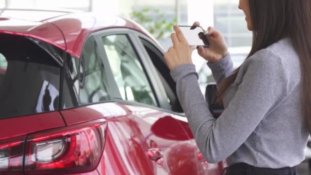 Обрізаний знімок жінки, яка фотографує свою нову машину
 - Кадри, відео