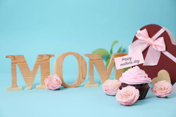 Festive surprise with tasty treat for Mother's Day on color background - Fotografie, Obrázek