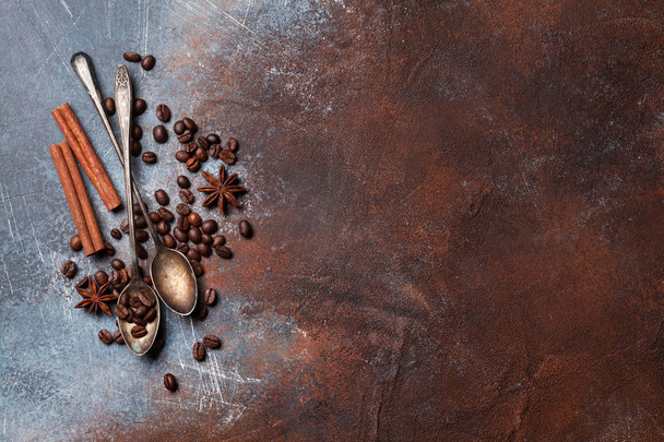 コーヒー豆とスパイス。テキストのスペースのトップ ビュー - 写真・画像