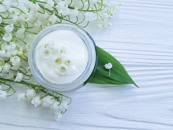 krém kozmetikai gyöngyvirág egy fehér fa háttér - Fotó, kép