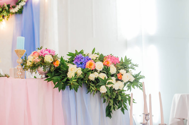 φρέσκα πανέμορφα λουλούδια στο τραπέζι για διακόσμηση γάμου - Φωτογραφία, εικόνα