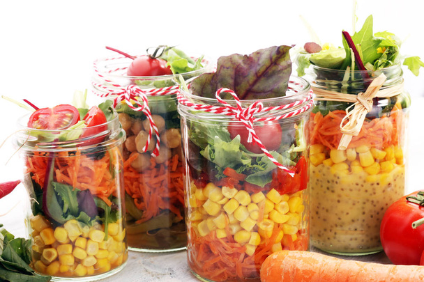 Домашний салат в стеклянной банке с овощами. Здоровое питание, питание
, - Фото, изображение