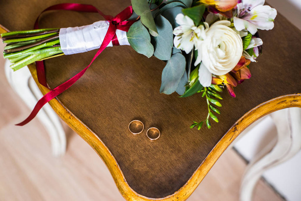 beautiful Wedding bouquet with spring flowers on table - Фото, зображення
