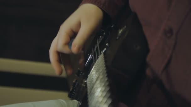 homem toca guitarra elétrica
 - Filmagem, Vídeo