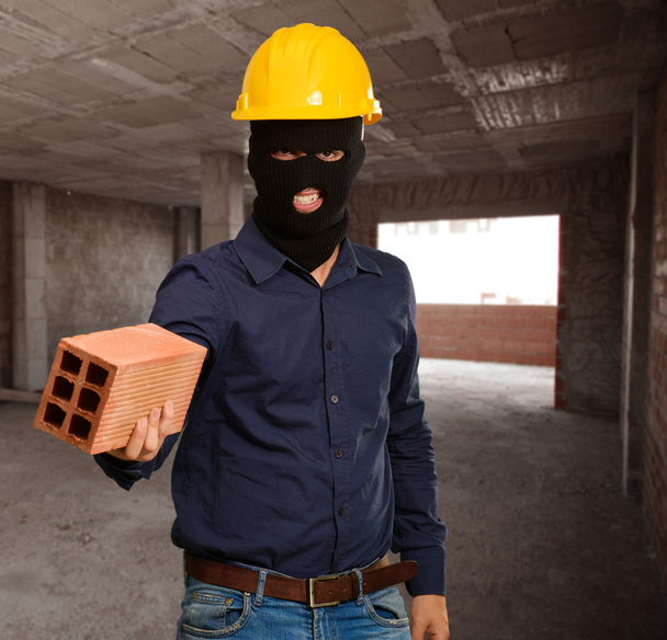 Irritado criminoso homem com tijolo
 - Foto, Imagem