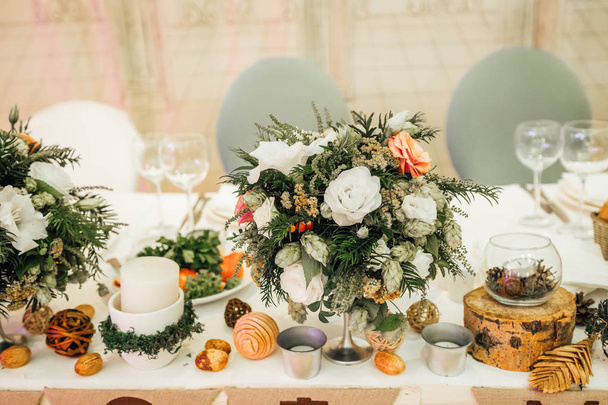 Detailní Foto krásné svatební dekorace s květinami a svíčkami  - Fotografie, Obrázek