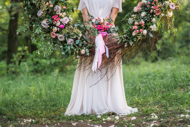 foto ravvicinata di bella donna in abito bianco in posa con fiori di nozze
  - Foto, immagini