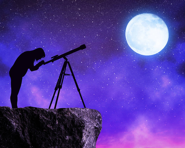 Sylwetka kobiet patrząc na niebo gwiazdek z teleskopu. - Zdjęcie, obraz