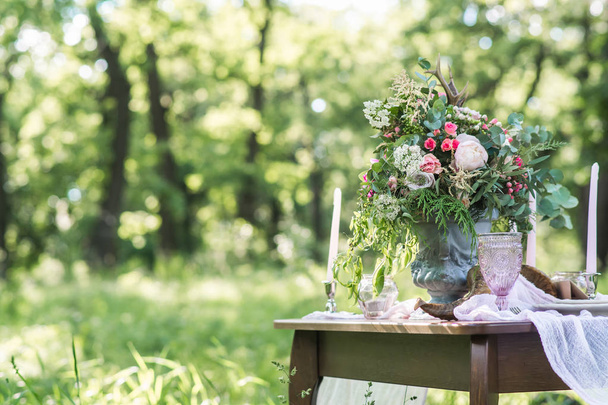 bouquet with spring flowers on Wedding table outdoor with green grass - Foto, immagini