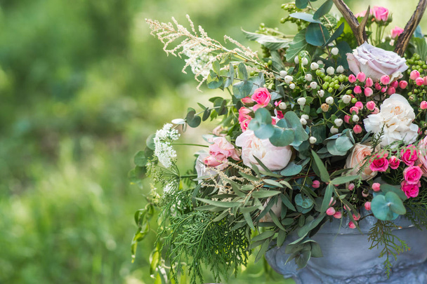 Yeşil çimenlerin üzerinde bahar çiçekli buket düğün - Fotoğraf, Görsel