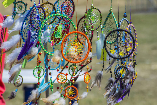 "Atrapasueños" multicolor. Amuletos de espíritus malignos
 - Foto, imagen