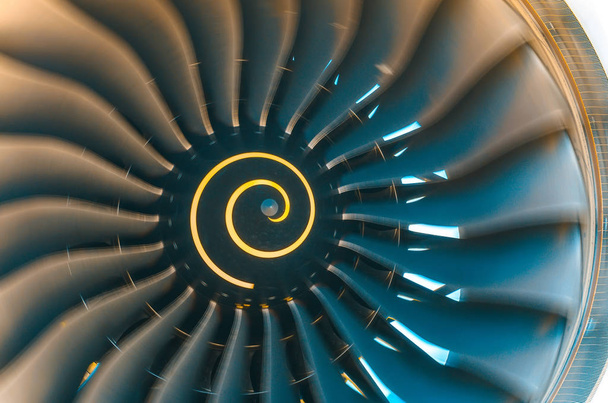 Achtergrond turbineschoepen draaien straalmotor vliegtuigen close-up. - Foto, afbeelding