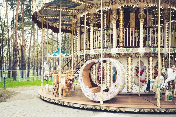 Carrousel de cheval volant vintage en plein air dans la ville. magnifique bri
 - Photo, image