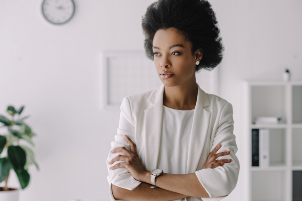 séduisante femme d'affaires afro-américaine debout avec les bras croisés au bureau
 - Photo, image