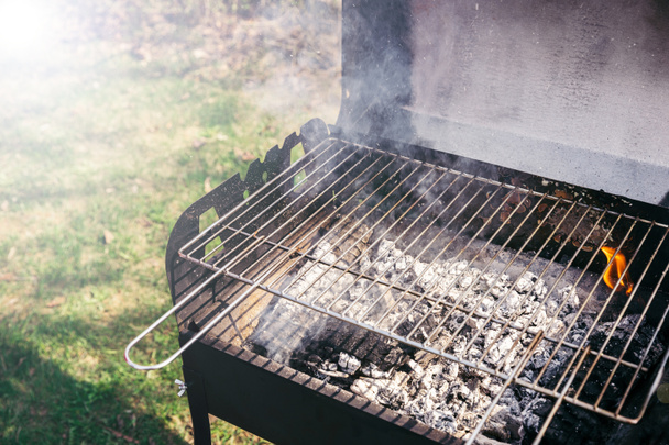 Гриль с горящими углями готов к барбекю на открытом воздухе
 - Фото, изображение