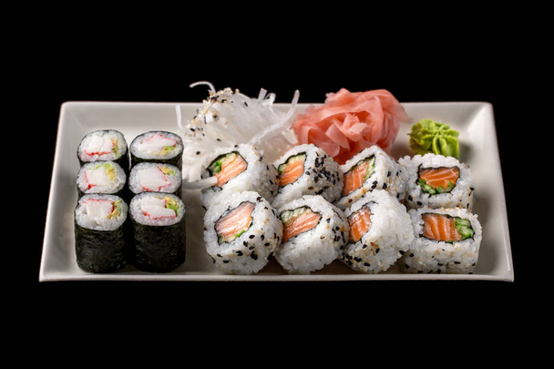sushi sobre el fondo negro - Foto, imagen
