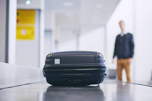 Suitcase on baggage claim - Valokuva, kuva