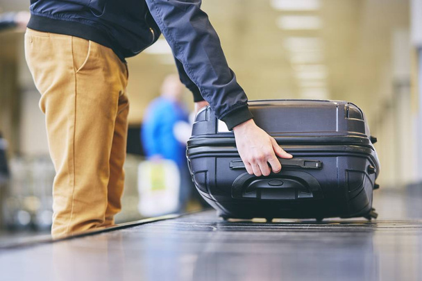 Suitcase on baggage claim - Φωτογραφία, εικόνα