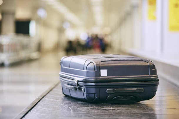 Suitcase on baggage claim - Valokuva, kuva