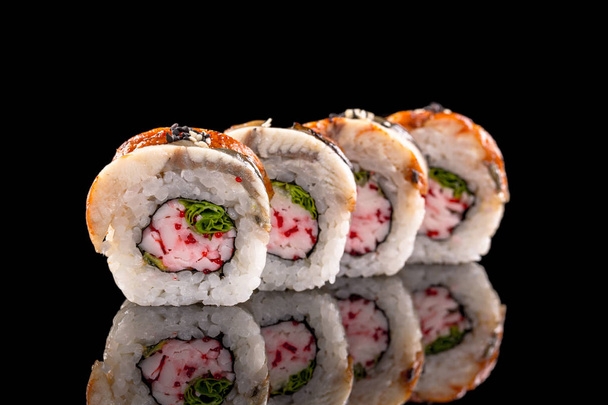 sushi op de zwarte achtergrond - Foto, afbeelding