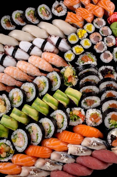 Sushi auf schwarzem Hintergrund - Foto, Bild