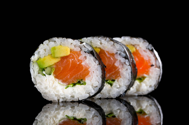 sushi sobre el fondo negro - Foto, Imagen