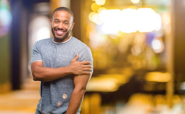 Uomo afroamericano con la barba fiducioso e felice con un grande sorriso naturale ridere, espressione naturale di notte
 - Foto, immagini
