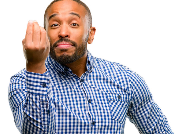 Африканский американец с бородой сердитый жест типичный итальянский жест с рукой, глядя на камеру изолированы на белом фоне
 - Фото, изображение