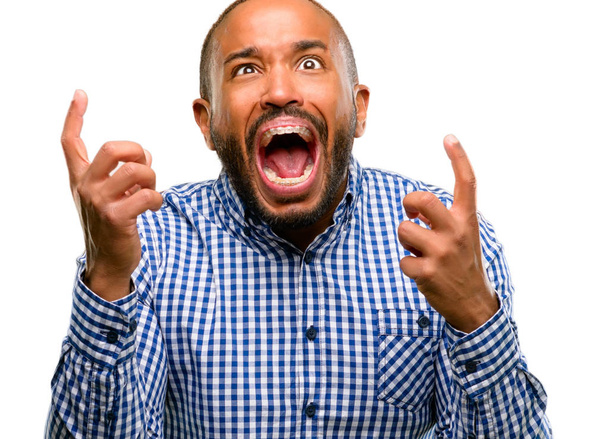 Afrikanisch-amerikanischer Mann mit Bart verängstigt und nervös ausdrückende Angst und Panik Geste, überwältigt isoliert vor weißem Hintergrund - Foto, Bild