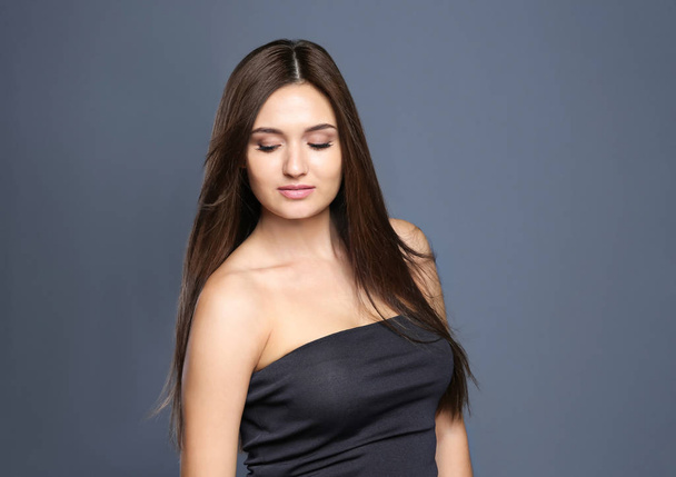 Portrait of beautiful model with gorgeous straight hair on color background - Valokuva, kuva