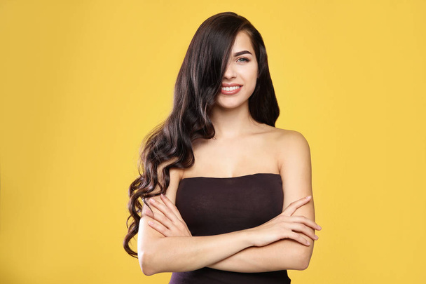 Retrato de modelo bonito com cabelo encaracolado lindo no fundo de cor
 - Foto, Imagem