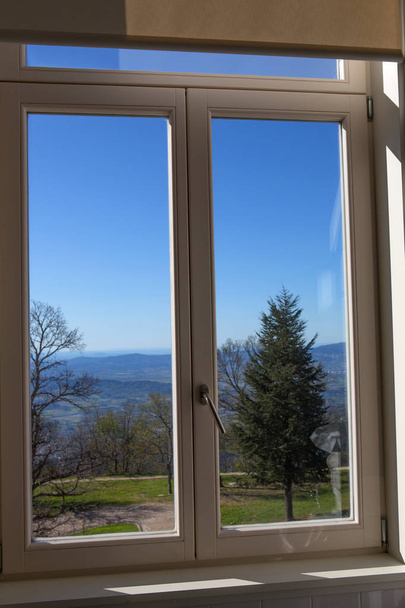 Dağlarda bir odada penceresinden görüntülemek - Fotoğraf, Görsel