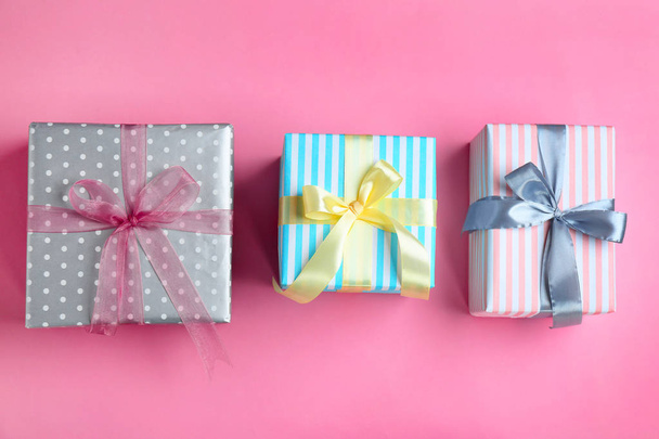 Different gift boxes on color background, flat lay - Zdjęcie, obraz