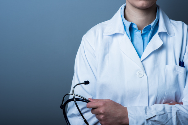Kobieta lekarz gospodarstwa stetoskop - Zdjęcie, obraz