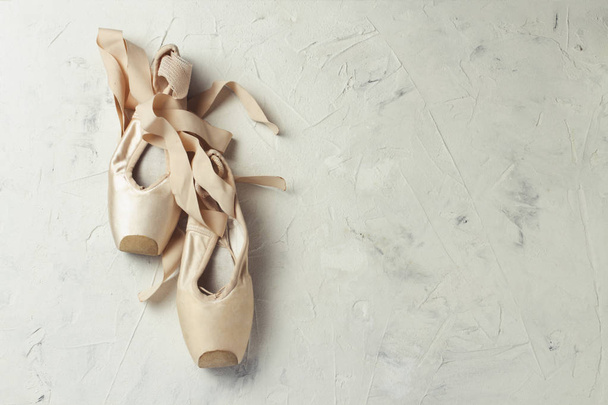 Pointe baletní boty světlé kamenné pozadí. Koncept Ballroom  - Fotografie, Obrázek