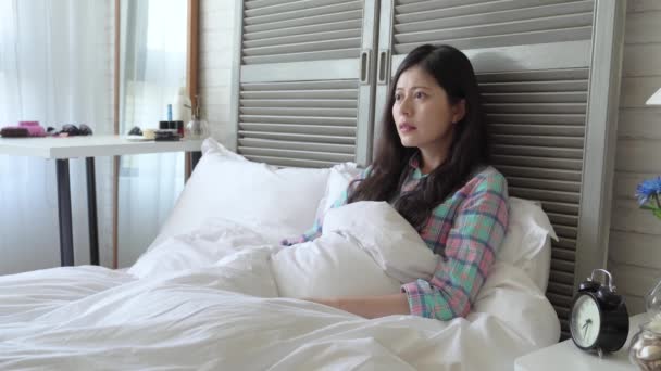 Asian timid girl can't bear the horror film and hide into the blanket. - Imágenes, Vídeo