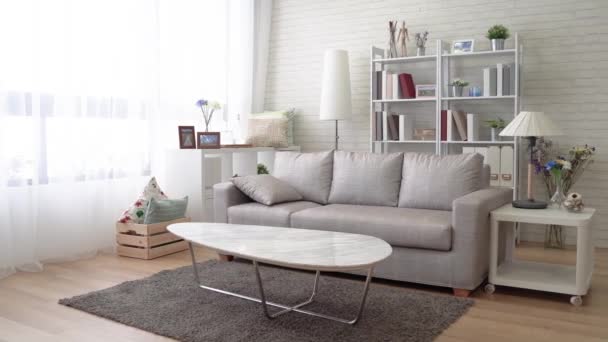 Modern oturma odası sahne. Bir sürü basit bir yaşam tarzı mobilya. - Video, Çekim
