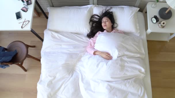 The quick movement process of an Asian female wake up in the morning. She had slept well. - Imágenes, Vídeo