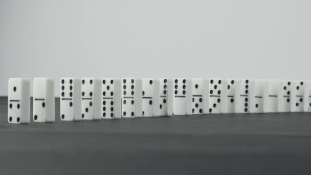 Efekt domina - seria Domino spada w dół łańcucha balck i biały - Materiał filmowy, wideo