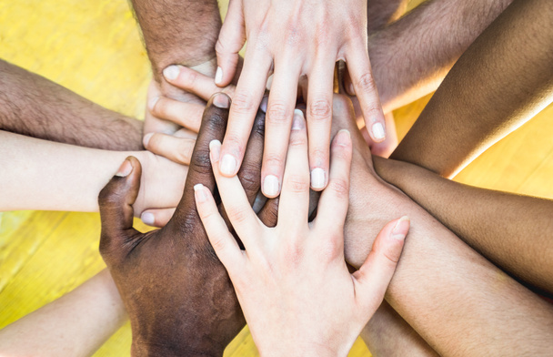 Vista superior del apilamiento multirracial de manos - Concepto de amistad internacional con personas multiétnicas que representan la paz y la unidad contra el racismo - Amor multirracial e integración entre la diversidad
 - Foto, Imagen
