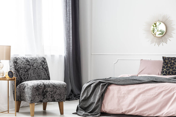 Minimalist hotel bedroom with armchair - Foto, immagini