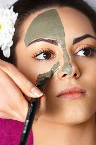 Spa Woman applying Facial clay Mask. Beauty Treatments. Close-up - Foto, immagini