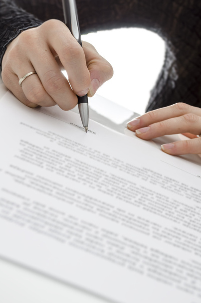 zakenvrouw ondertekening van een contract - Foto, afbeelding