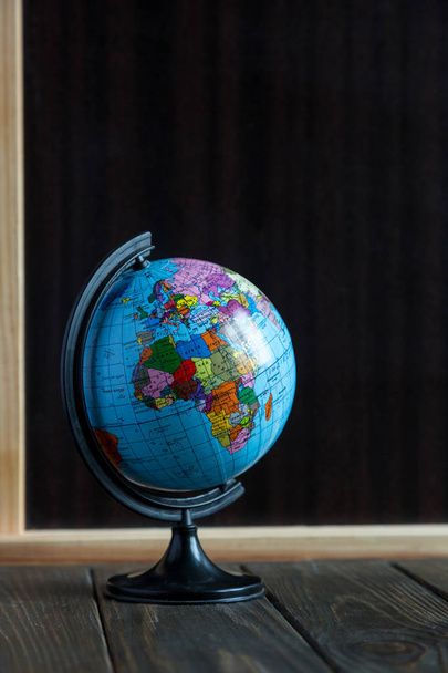 Globus auf Holztisch - Foto, Bild
