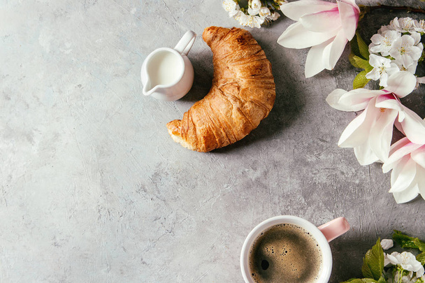 Coffee with spring flowers - Фото, изображение