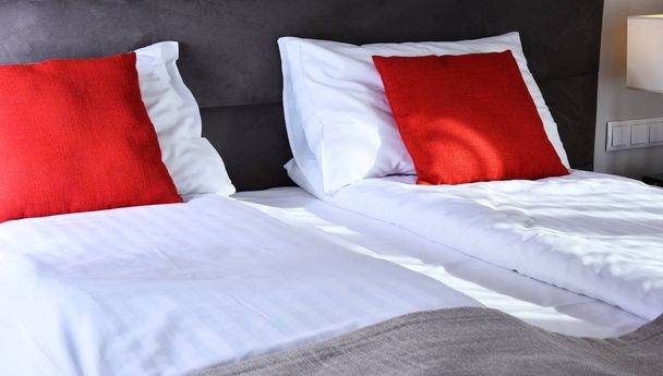 Otel odasında çift kişilik yatak. Konaklama - Fotoğraf, Görsel
