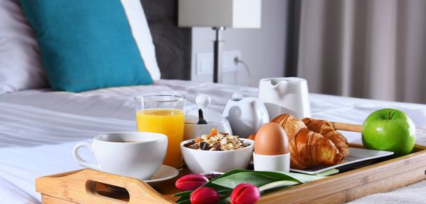 Pequeno-almoço na bandeja na cama no quarto do hotel - Foto, Imagem