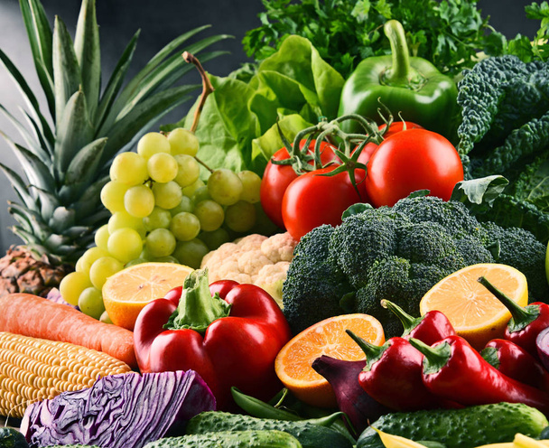 Склад з різноманітними сирими органічними овочами та фруктами
 - Фото, зображення