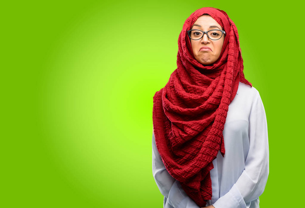 Αραβικά γυναίκα φοράει μαντίλα έχοντας σκεπτικοί και δυσαρεστημένοι φαίνονται εκφράζοντας δυσπιστία, σκεπτικισμό και αμφιβολίες - Φωτογραφία, εικόνα