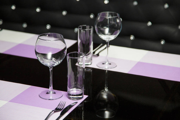 Empty glass glasses on the table in the restaurant - Photo, Image